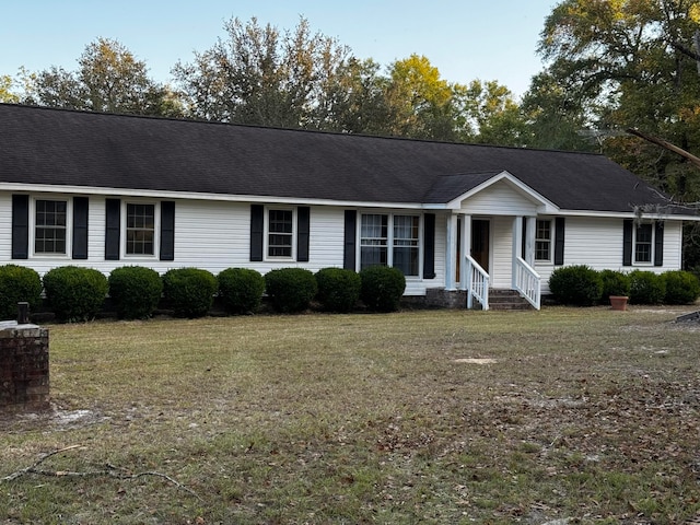 ranch-style house featuring a front yard