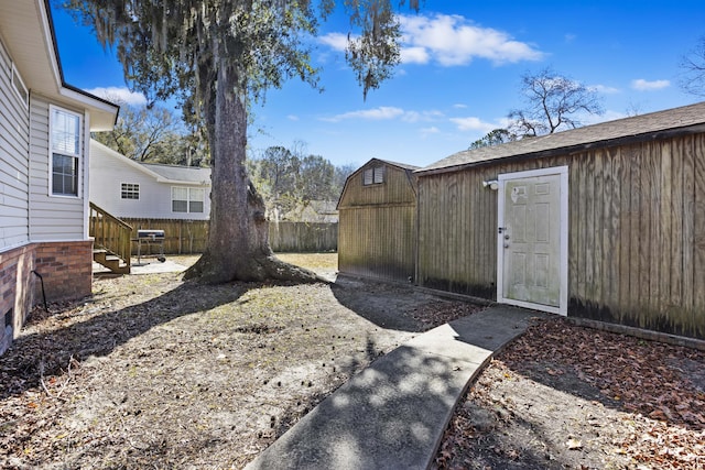 view of yard with an outdoor structure