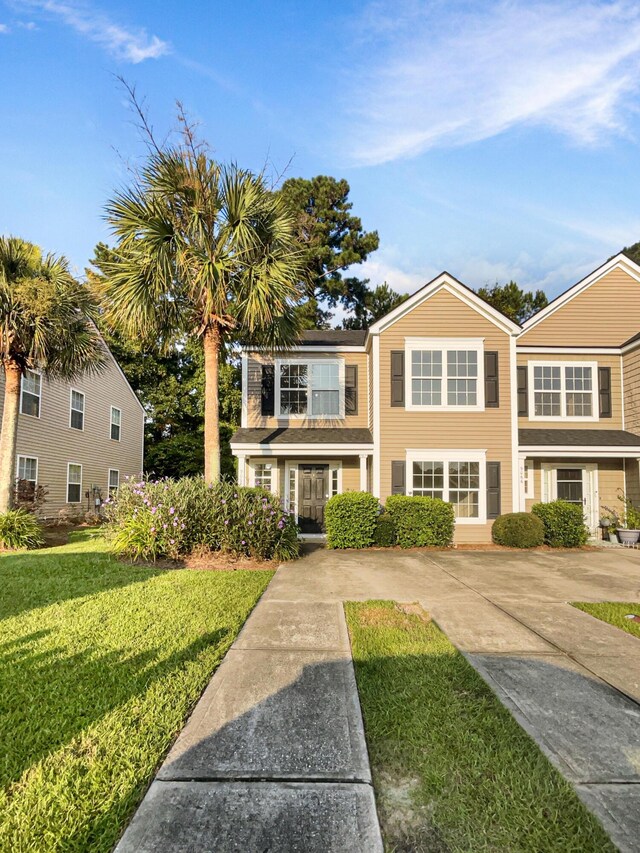 view of front of property featuring a front lawn