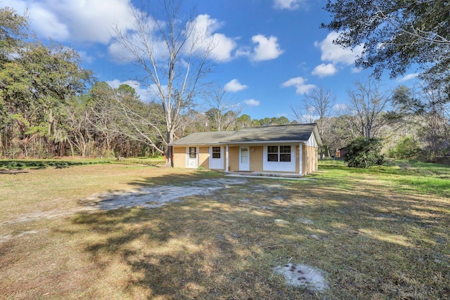 view of front facade featuring a porch, driveway, and a front yard