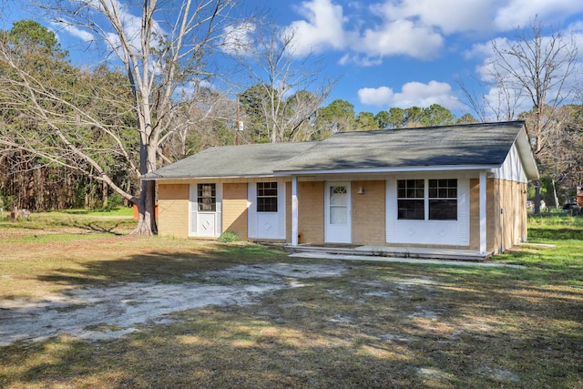 single story home featuring a front lawn