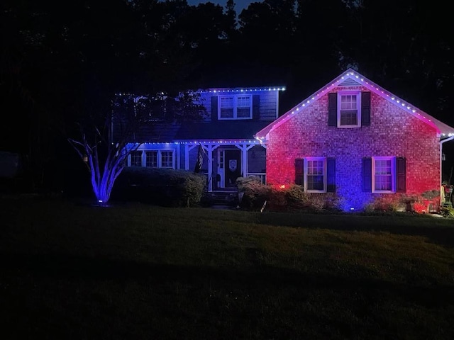 view of front of property featuring a lawn