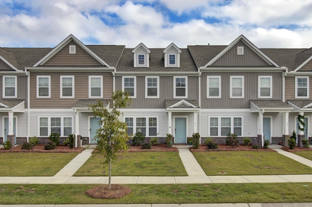 view of front of home with a front lawn