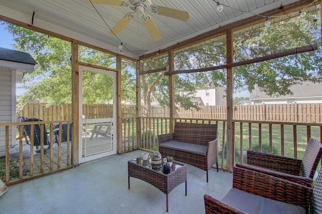 sunroom / solarium with outdoor lounge area and a ceiling fan