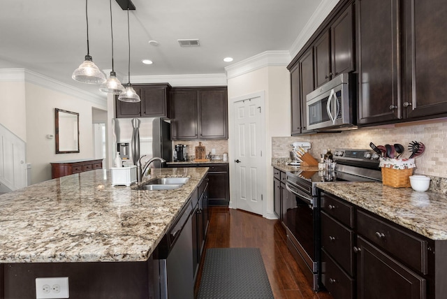 kitchen with sink, a center island with sink, dark hardwood / wood-style floors, stainless steel appliances, and decorative backsplash