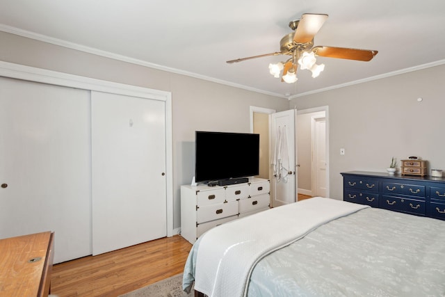 bedroom with ceiling fan, a closet, ornamental molding, and light hardwood / wood-style flooring