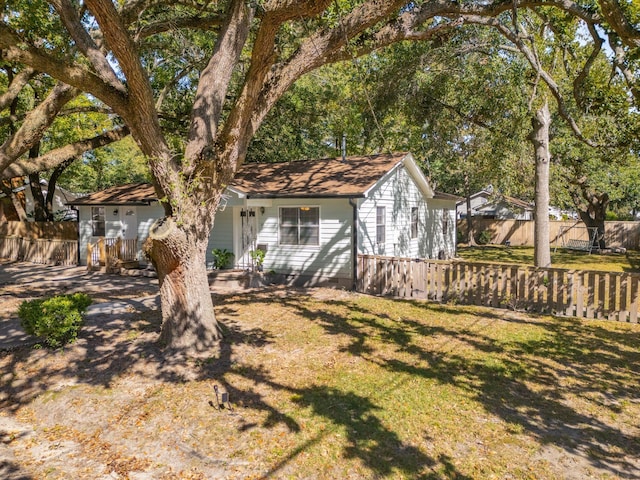 view of front of home featuring a front lawn