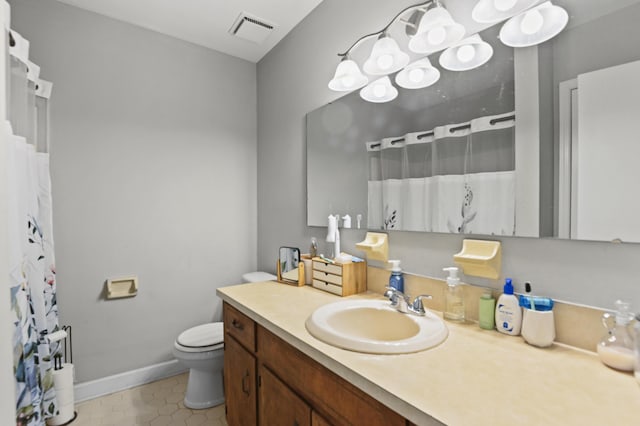 full bath featuring visible vents, toilet, curtained shower, baseboards, and vanity