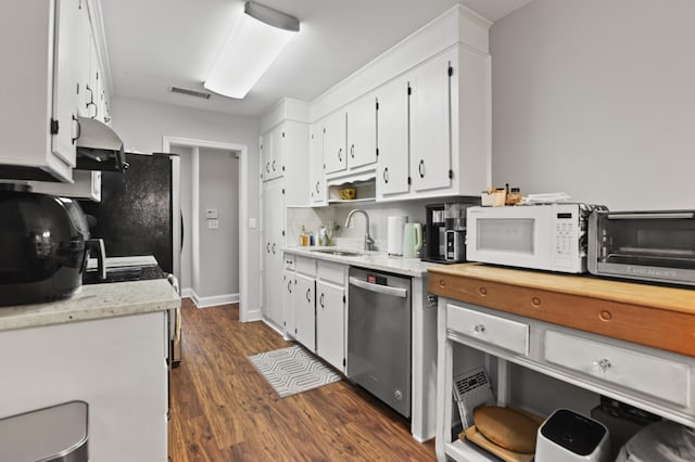 kitchen featuring visible vents, a sink, appliances with stainless steel finishes, white cabinets, and dark wood-style flooring