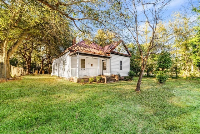 view of front of home featuring a porch and a front lawn