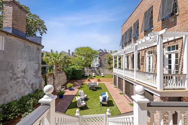 view of yard featuring a pergola