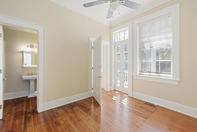 foyer with sink, hardwood / wood-style flooring, ceiling fan, and ornamental molding