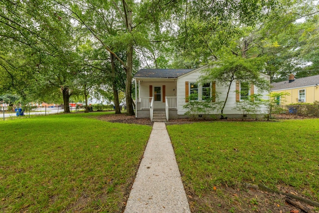 view of front of property featuring a front lawn and covered porch