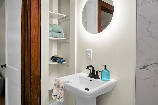 bathroom featuring a sink