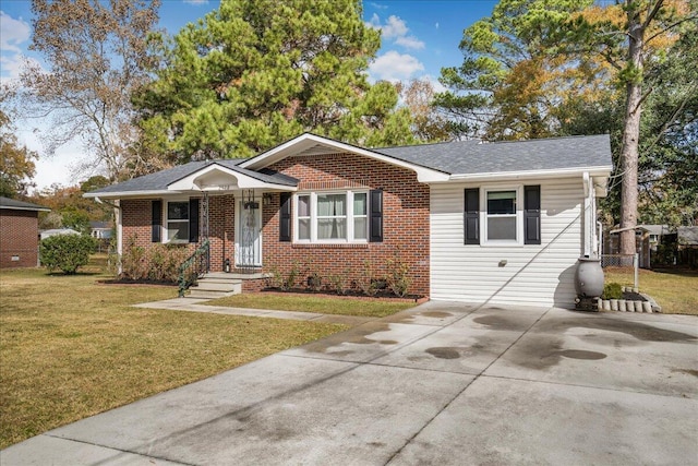 view of front of property with a front lawn