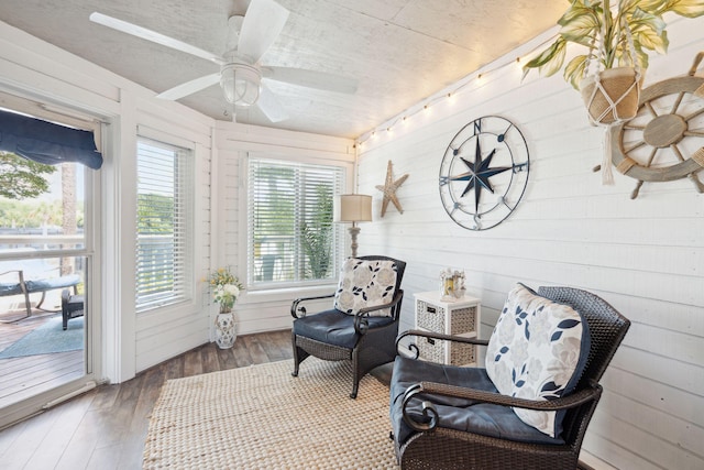 sunroom with ceiling fan