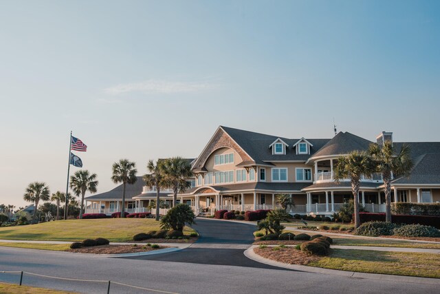 view of front of property featuring a front lawn and covered porch