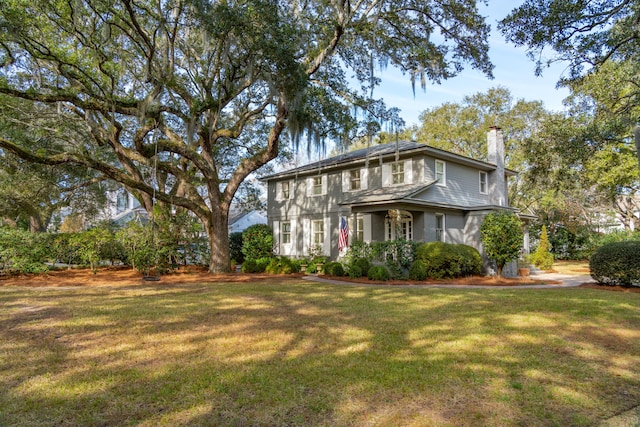 view of front of property featuring a front lawn