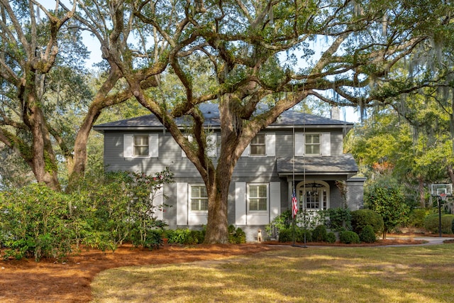 view of front of property with a front yard