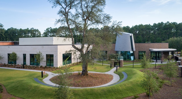 view of property's community featuring a lawn