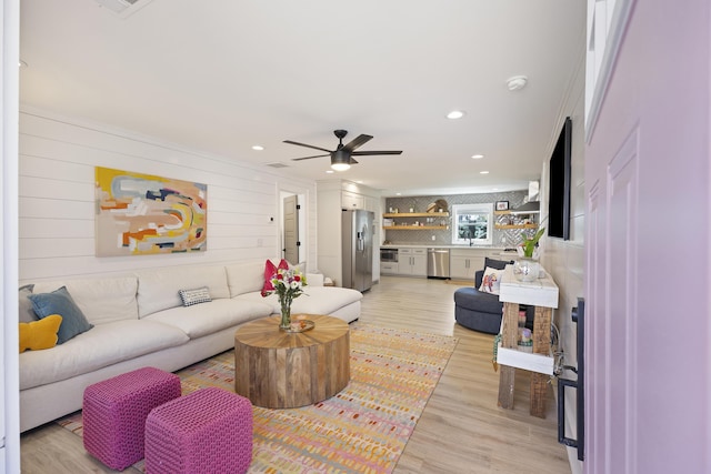 living room featuring recessed lighting, visible vents, light wood-style floors, and a ceiling fan