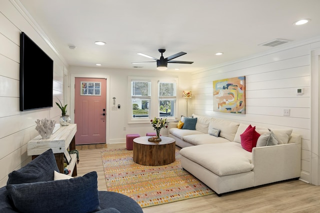 living area with light wood finished floors, visible vents, baseboards, recessed lighting, and a ceiling fan