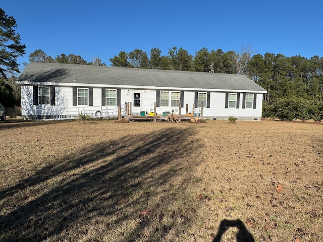 ranch-style home featuring a front lawn