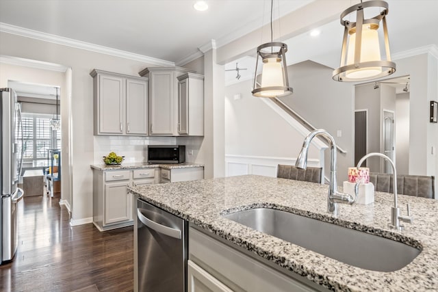 kitchen featuring gray cabinetry, stainless steel appliances, dark wood-type flooring, a sink, and ornamental molding