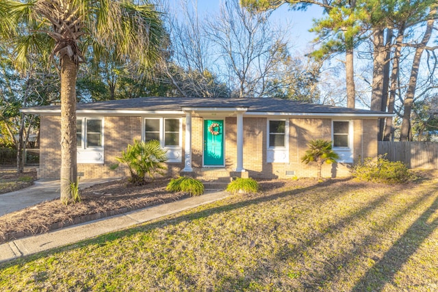 single story home with a front lawn