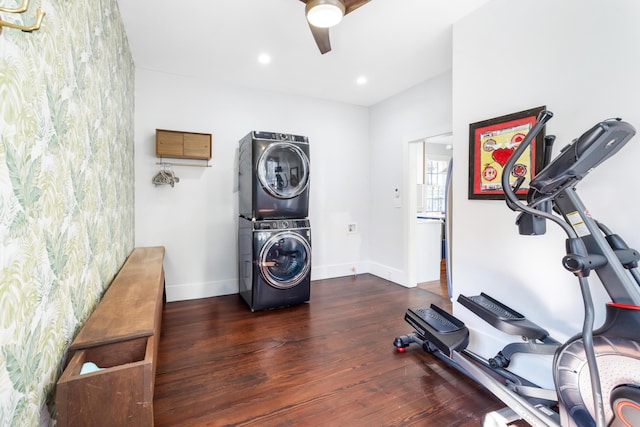 exercise area with ceiling fan, recessed lighting, wood finished floors, baseboards, and stacked washer and clothes dryer