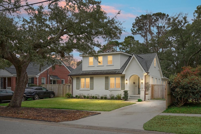 view of front of home featuring a lawn