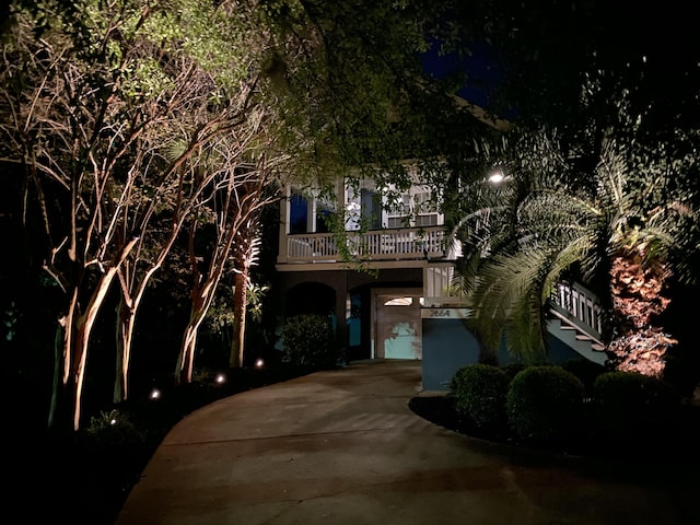 view of front of property featuring concrete driveway