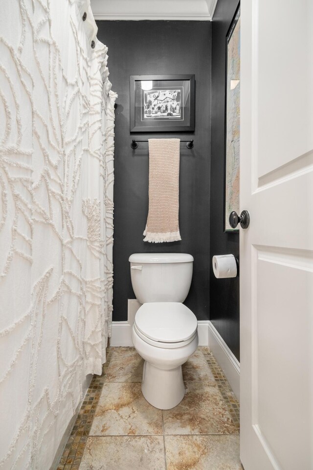 1543 Wando Landing St, Charleston, SC 29492 - full bath featuring toilet, baseboards, and a shower with shower curtain
