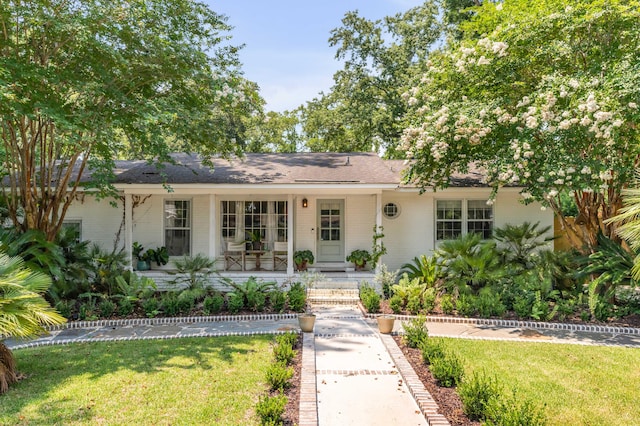 single story home with a front yard