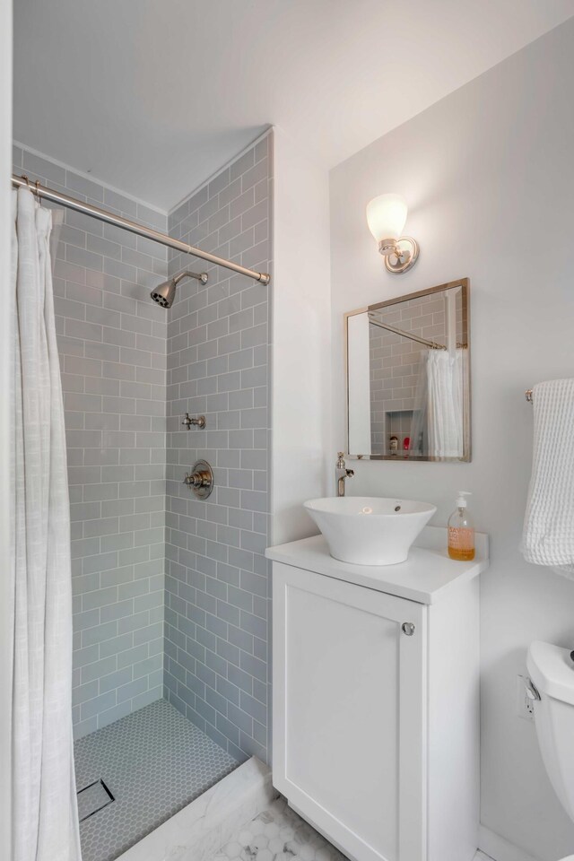 bathroom with vanity, toilet, and a shower with shower curtain