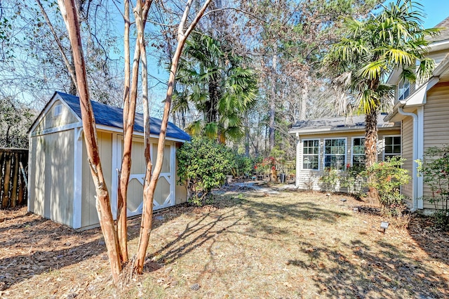 view of yard featuring an outdoor structure and a shed