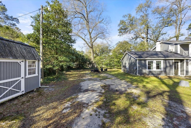 view of yard featuring an outbuilding and a storage shed