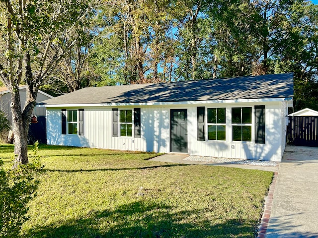 ranch-style home featuring a front yard