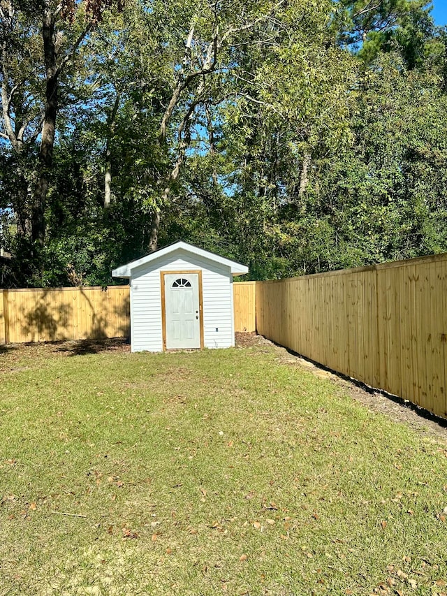 view of yard with a shed