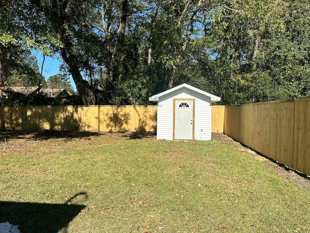 view of yard with a storage shed