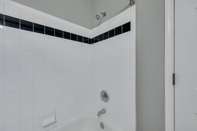 bathroom featuring tiled shower / bath combo