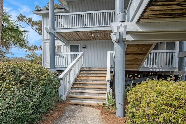 entrance to property featuring a porch and a balcony