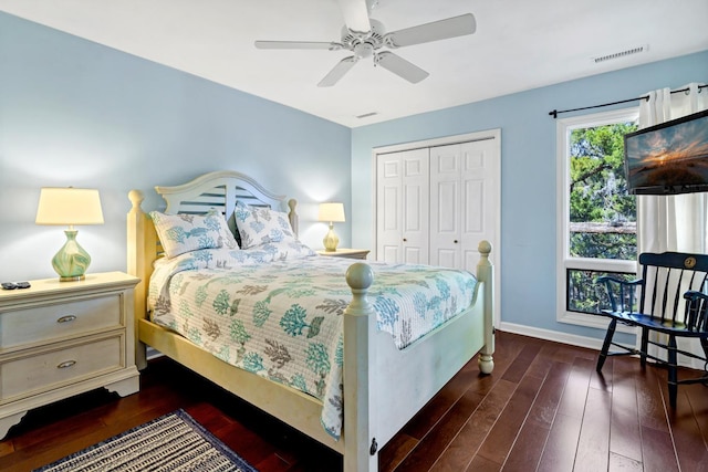 bedroom featuring ceiling fan, dark hardwood / wood-style floors, and a closet