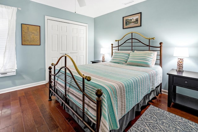 bedroom featuring ceiling fan, dark hardwood / wood-style floors, and a closet