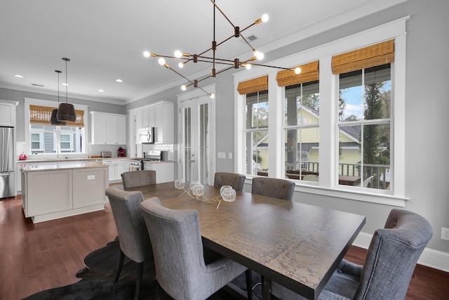 dining area with dark wood-style floors, recessed lighting, ornamental molding, and baseboards