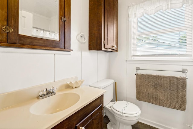 bathroom featuring a shower with curtain, vanity, and toilet