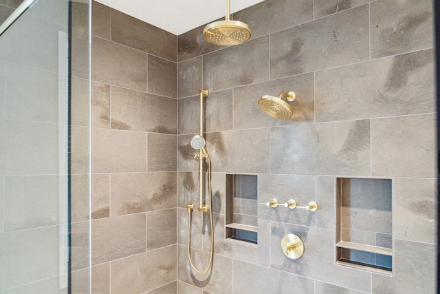 bathroom featuring tiled shower