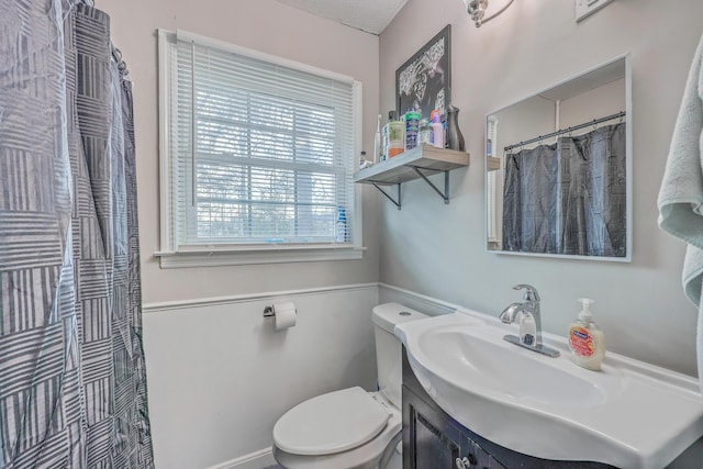 full bathroom with toilet, a shower with curtain, and vanity