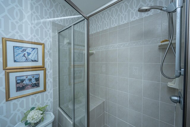 5847 Back Bay Dr, Isle Of Palms, SC 29451 - full bath featuring tiled shower, toilet, and wallpapered walls