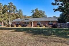 single story home featuring a front yard